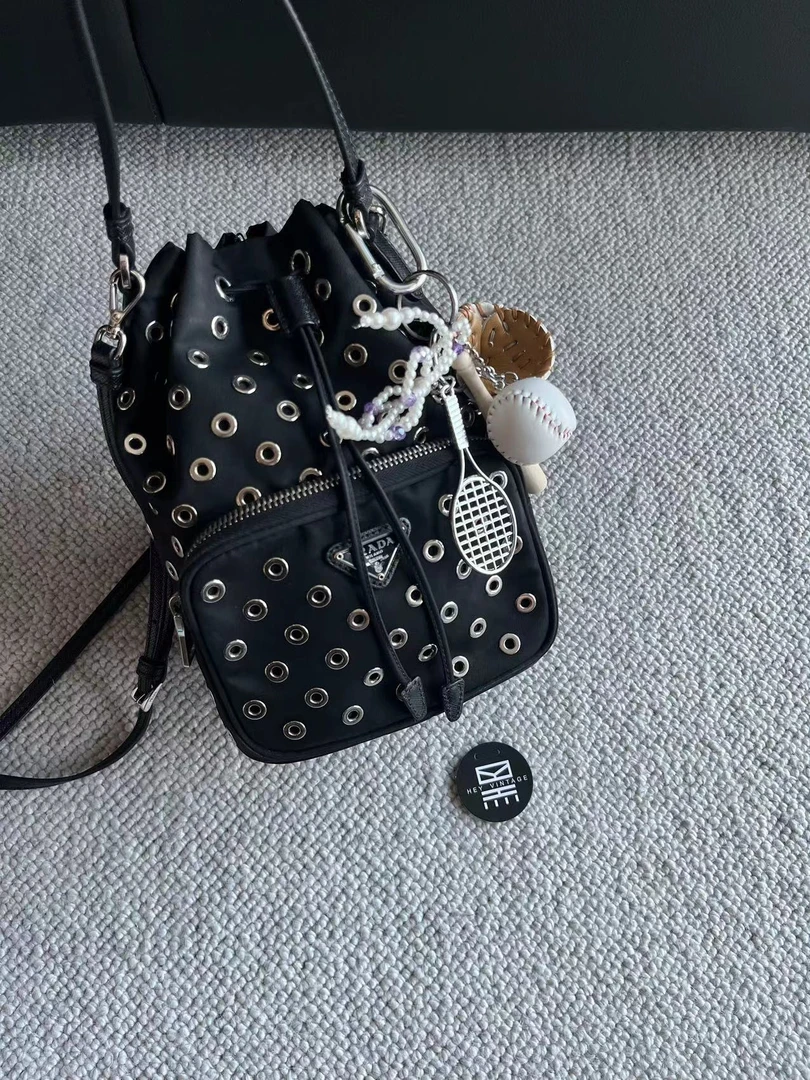 95新 Prada/普拉达 尼龙 铆钉水桶包 16cm   9104053