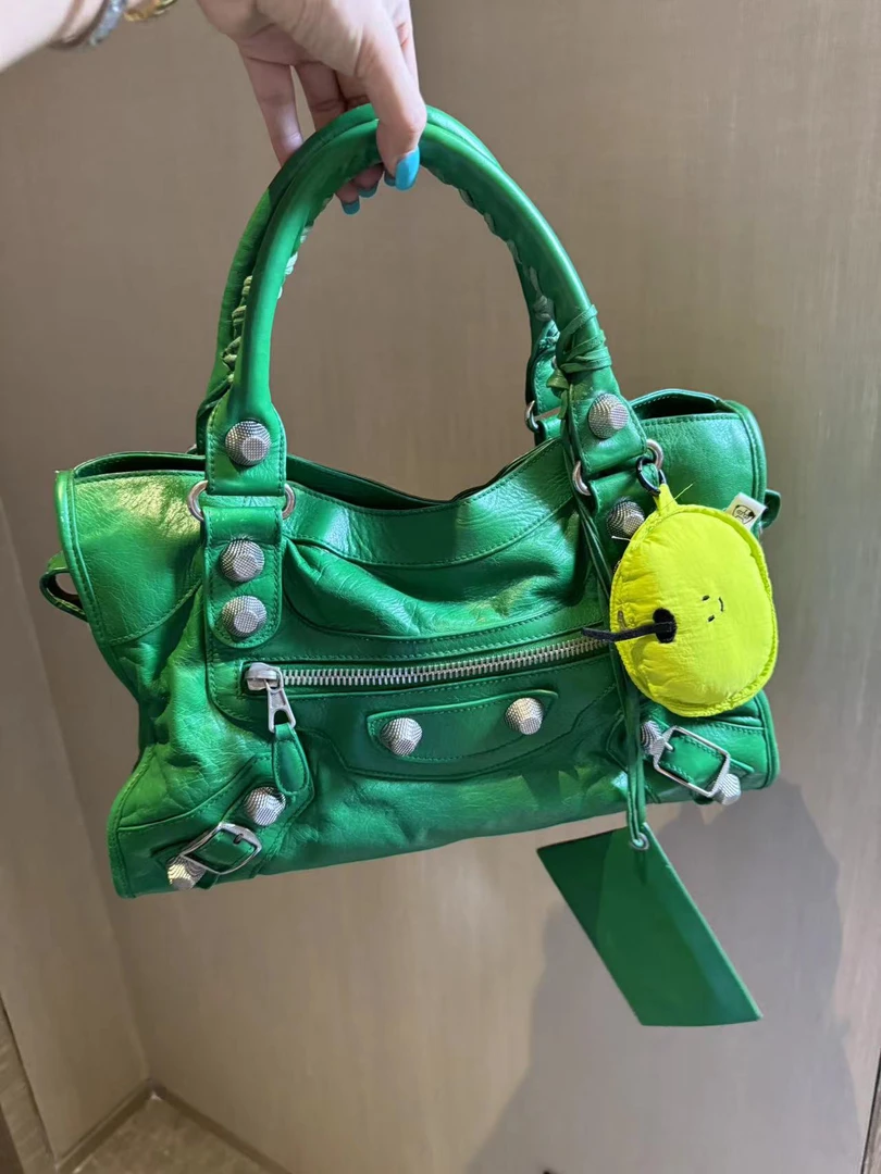 95新 Balenciaga/巴黎世家 展会外场  绿色银扣机车包