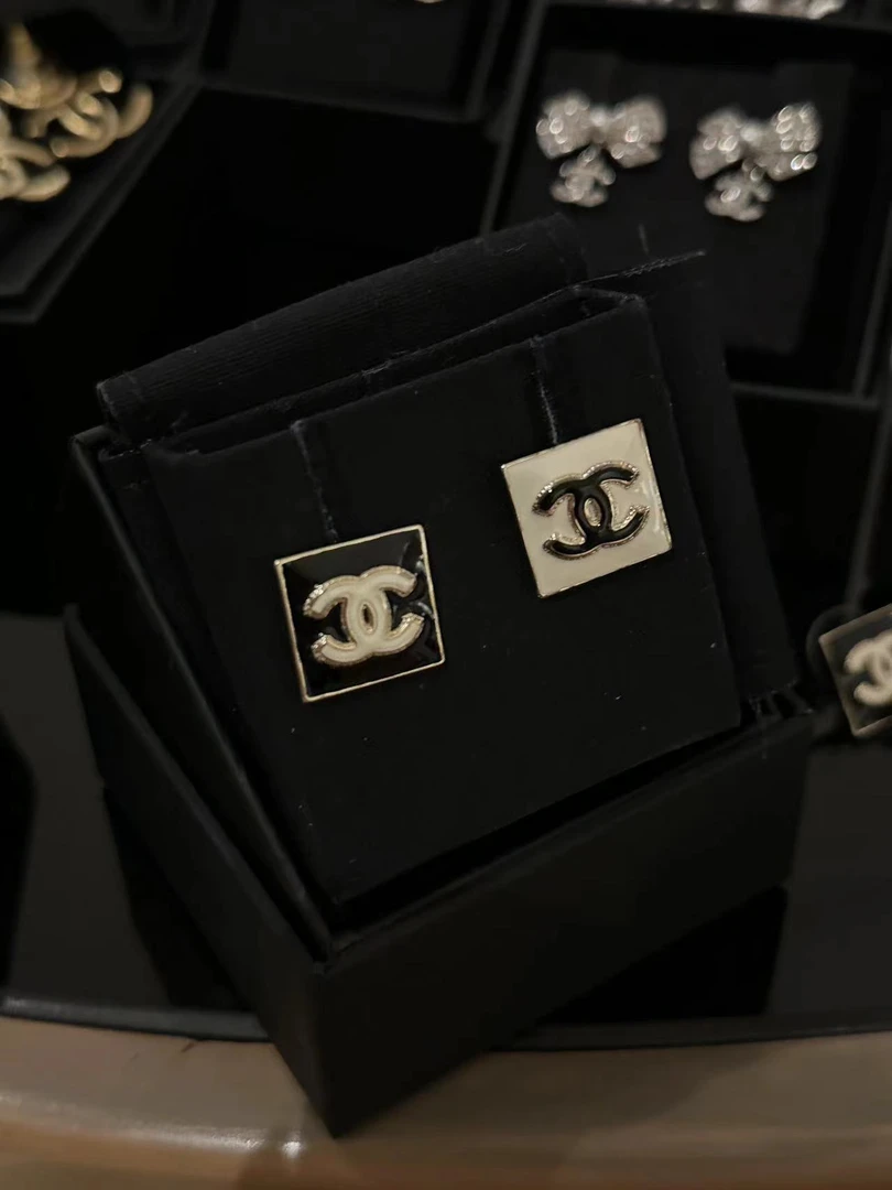 95新  展会特价 CHANEL 黑白珐琅耳饰
