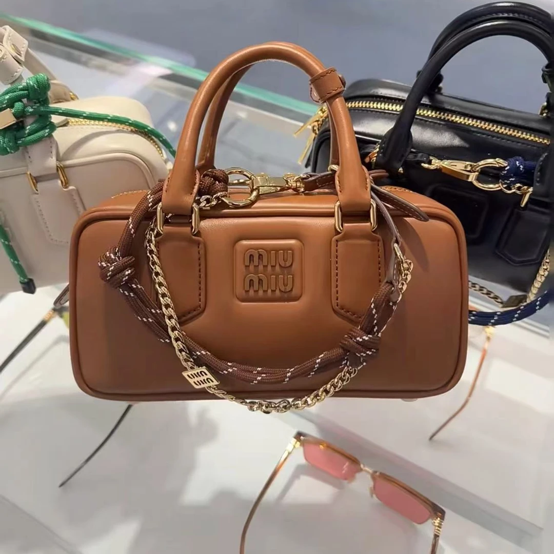 全新未使用 MIU MIU/缪缪 干邑色mini保龄球包  19cm 10124944