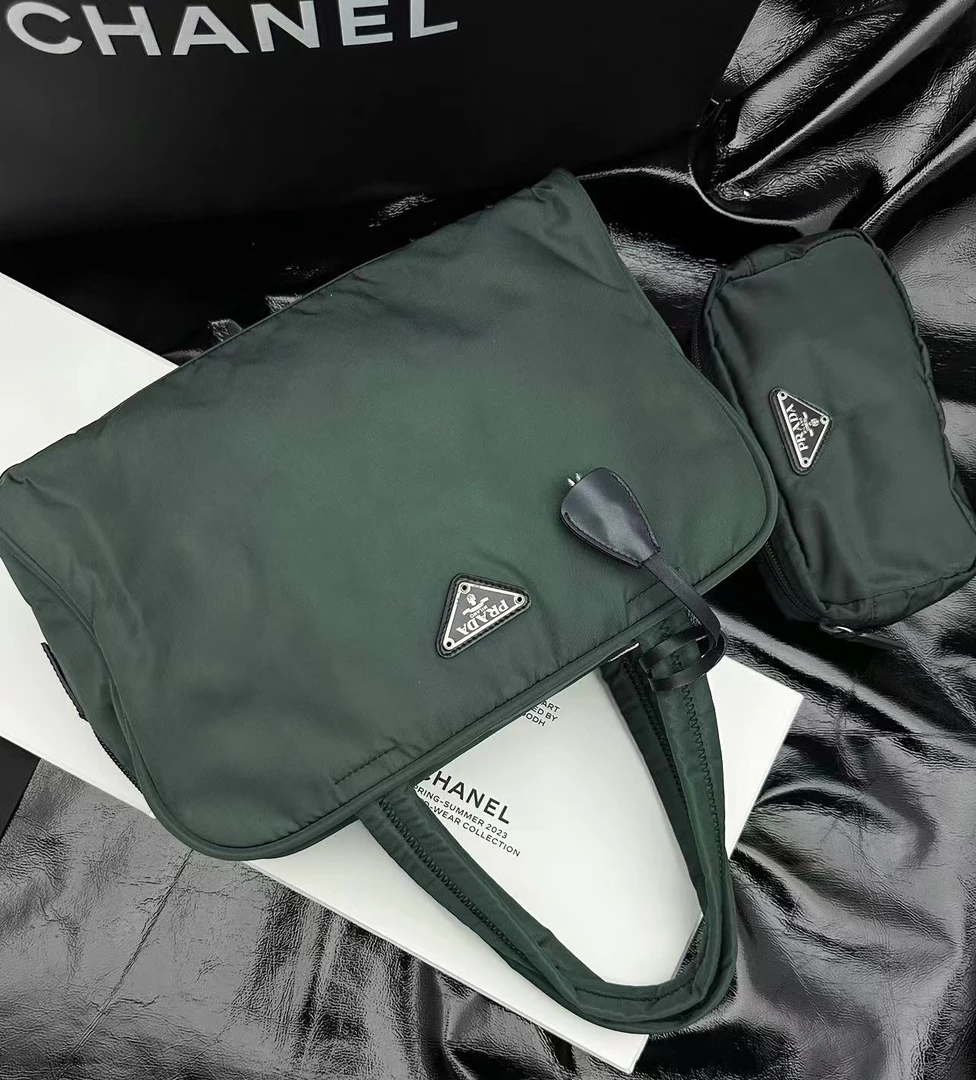 95新 黑黑中古/ Prada 军绿色 保龄球包 30cm 6142034