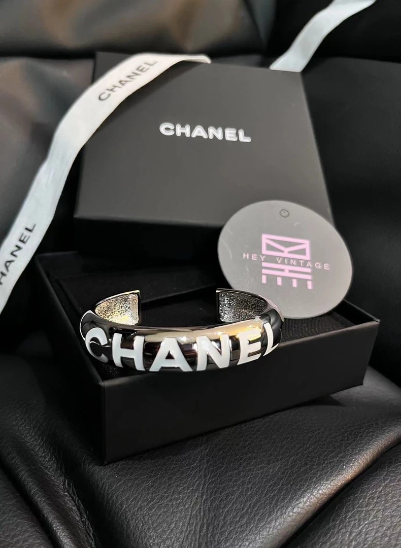 全新未使用 Chanel/香奈儿 25c 雕刻白字母手镯 M码  10818546