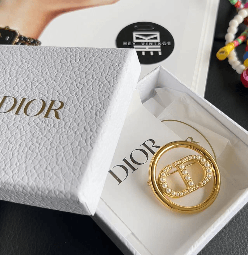全新未使用  24年新款 Dior cd logo珍珠胸针  8868892