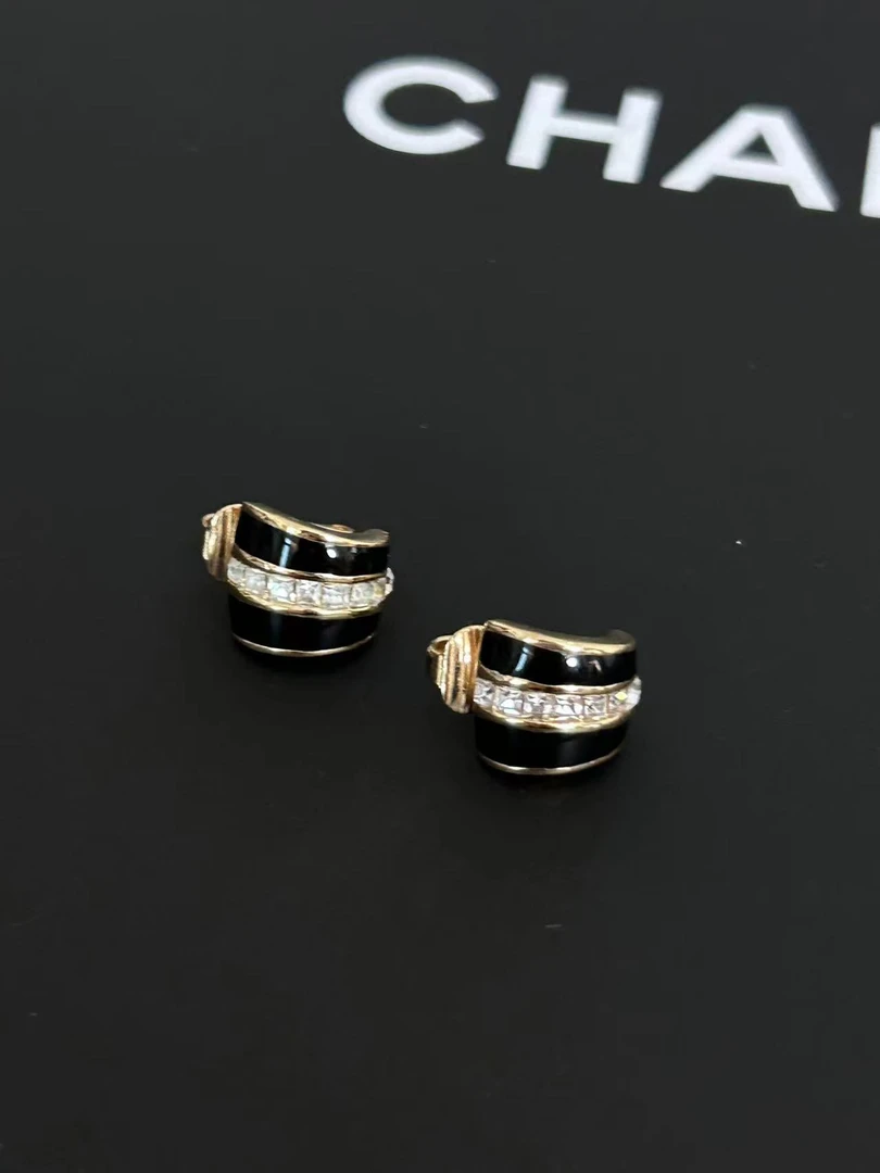 95新 DIOR/迪奥 展会漏价！！黑色珐琅钻耳钉