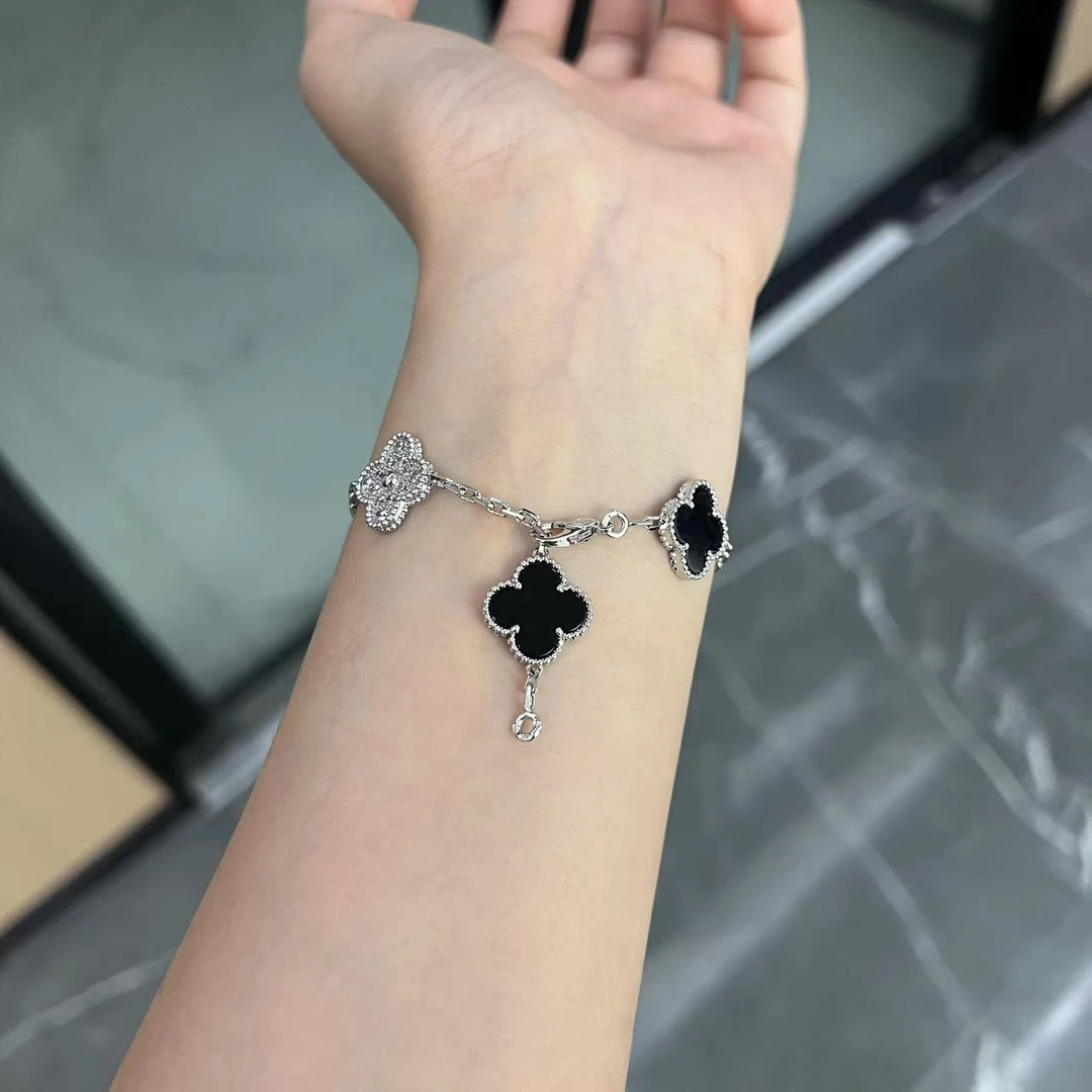 钛钢手链  四叶草幸运手链气质轻奢