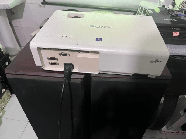 9新  二手 索尼投影仪 成色如图
