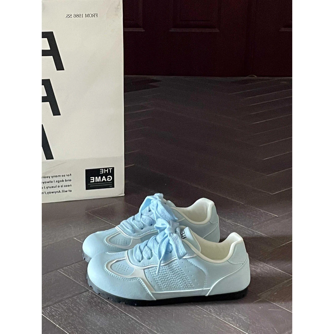 奶呼呼的蓝板鞋好可爱耶～很乖～