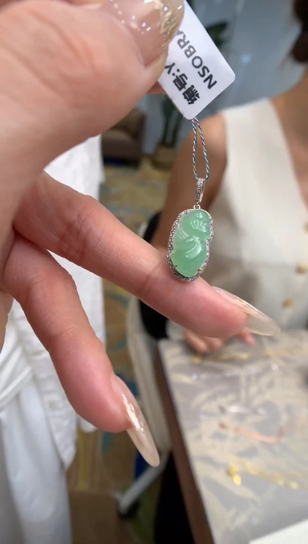 【闪购商品】翡翠颈饰18K金镶嵌中国好珍宝蝴蝶