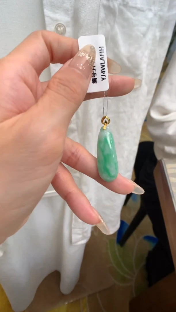 【闪购商品】翡翠颈饰18K金镶嵌福瓜
