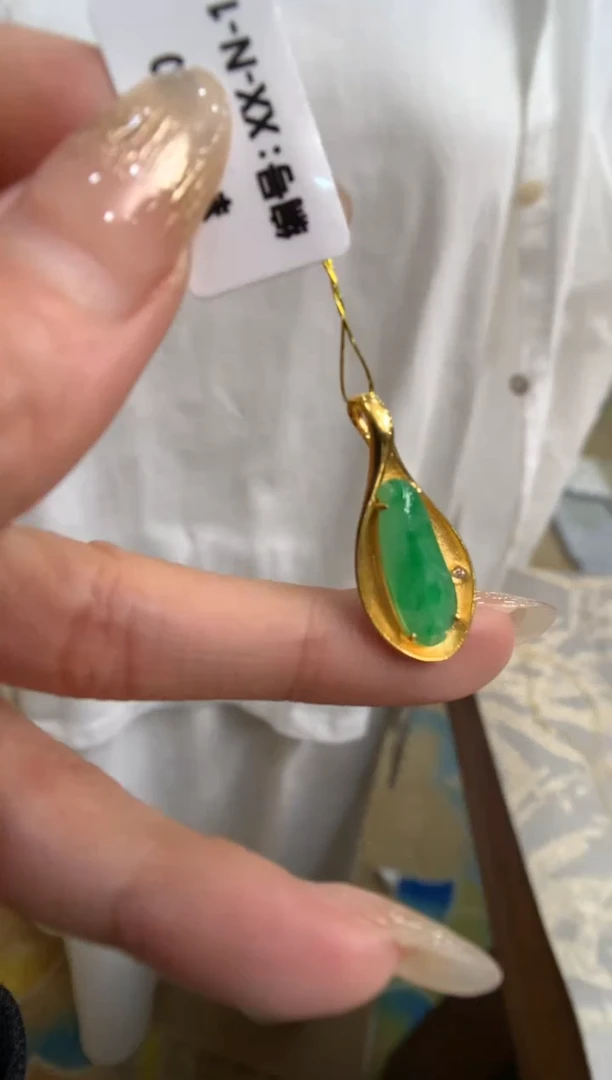 【闪购商品】翡翠颈饰18K金镶嵌玉兰花