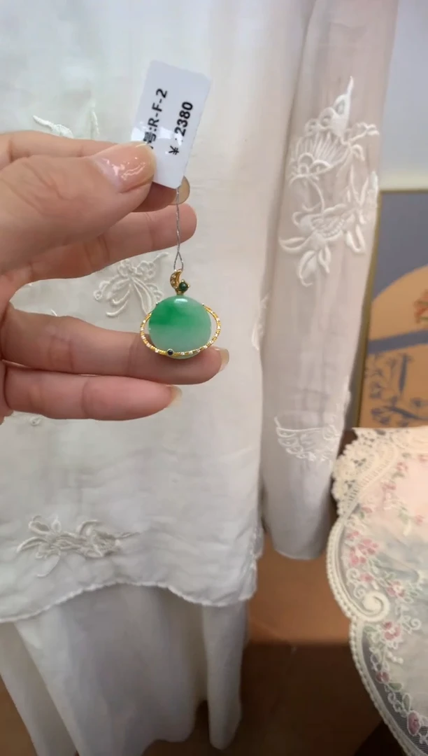 【闪购商品】翡翠颈饰18K金镶嵌无事牌