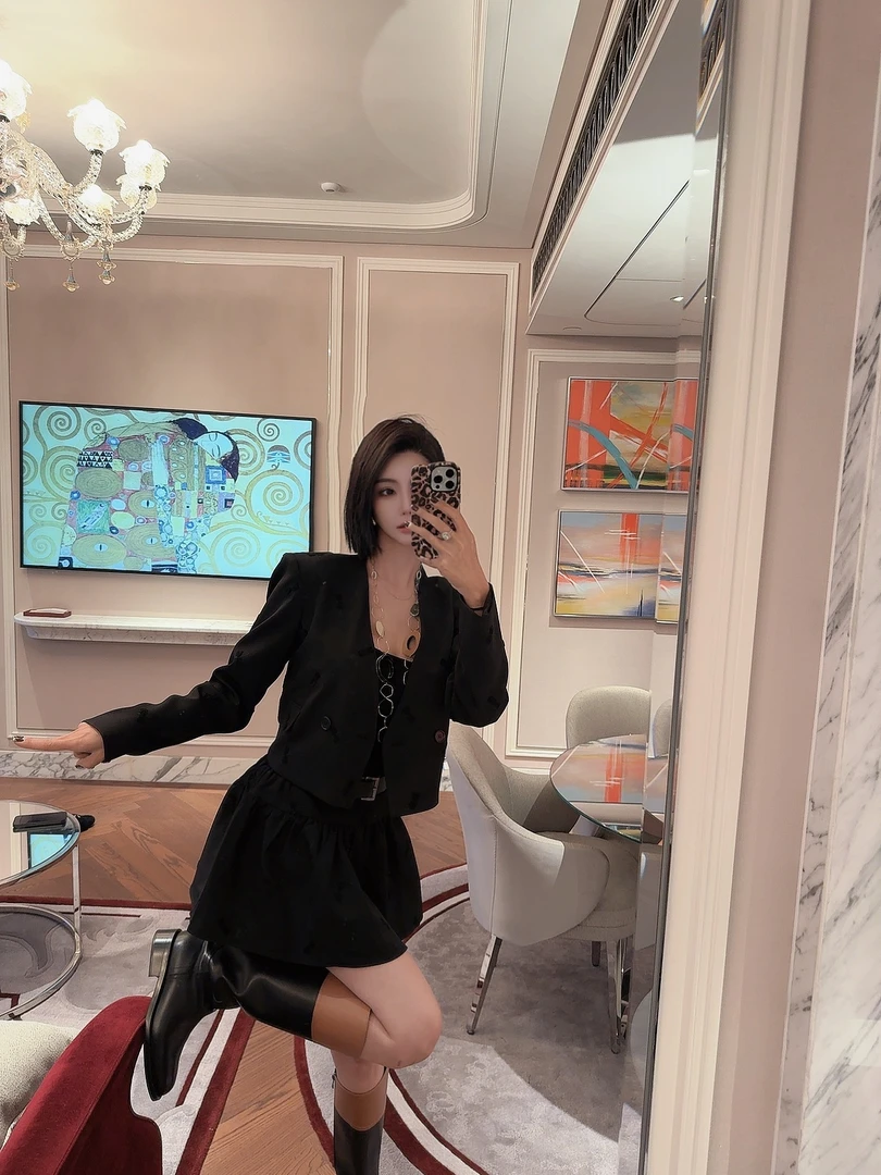 DOUWU【可爱小姐】黑咖两色蜻蜓印花无领外套腰带半裙套装TZ12495