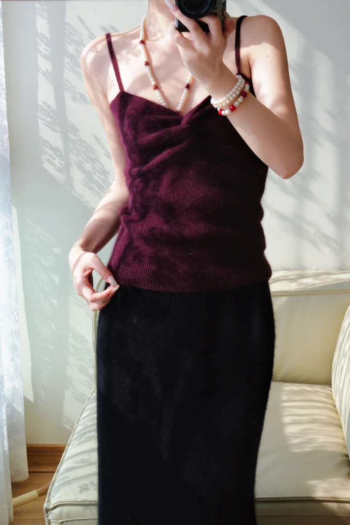 四時合序 设计感纽结修身交叉浣熊毛吊带法式上衣