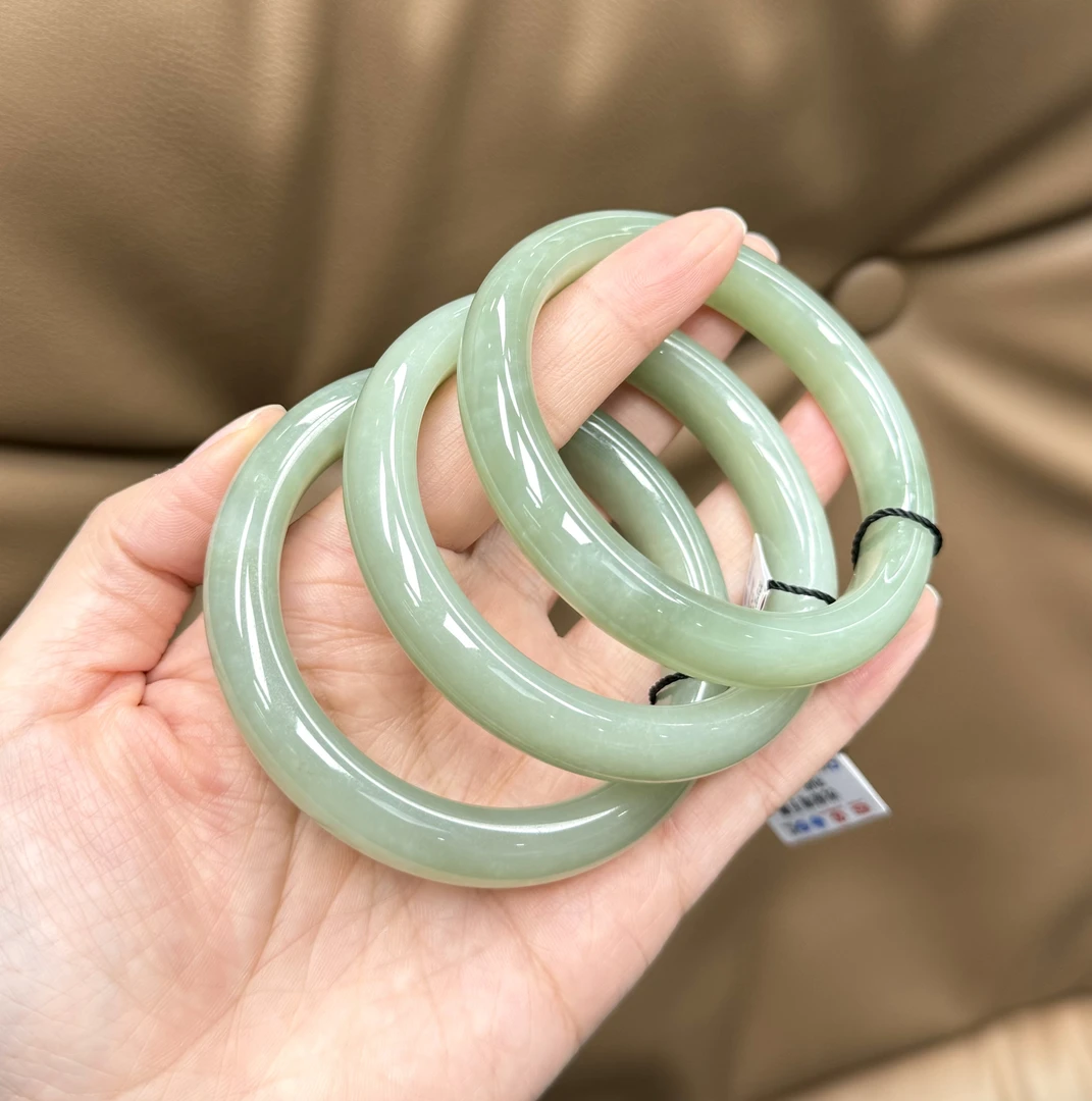 【小胖总珠宝】浅绿晴-纯天然和田玉手镯显白气质型（多样性发其一）