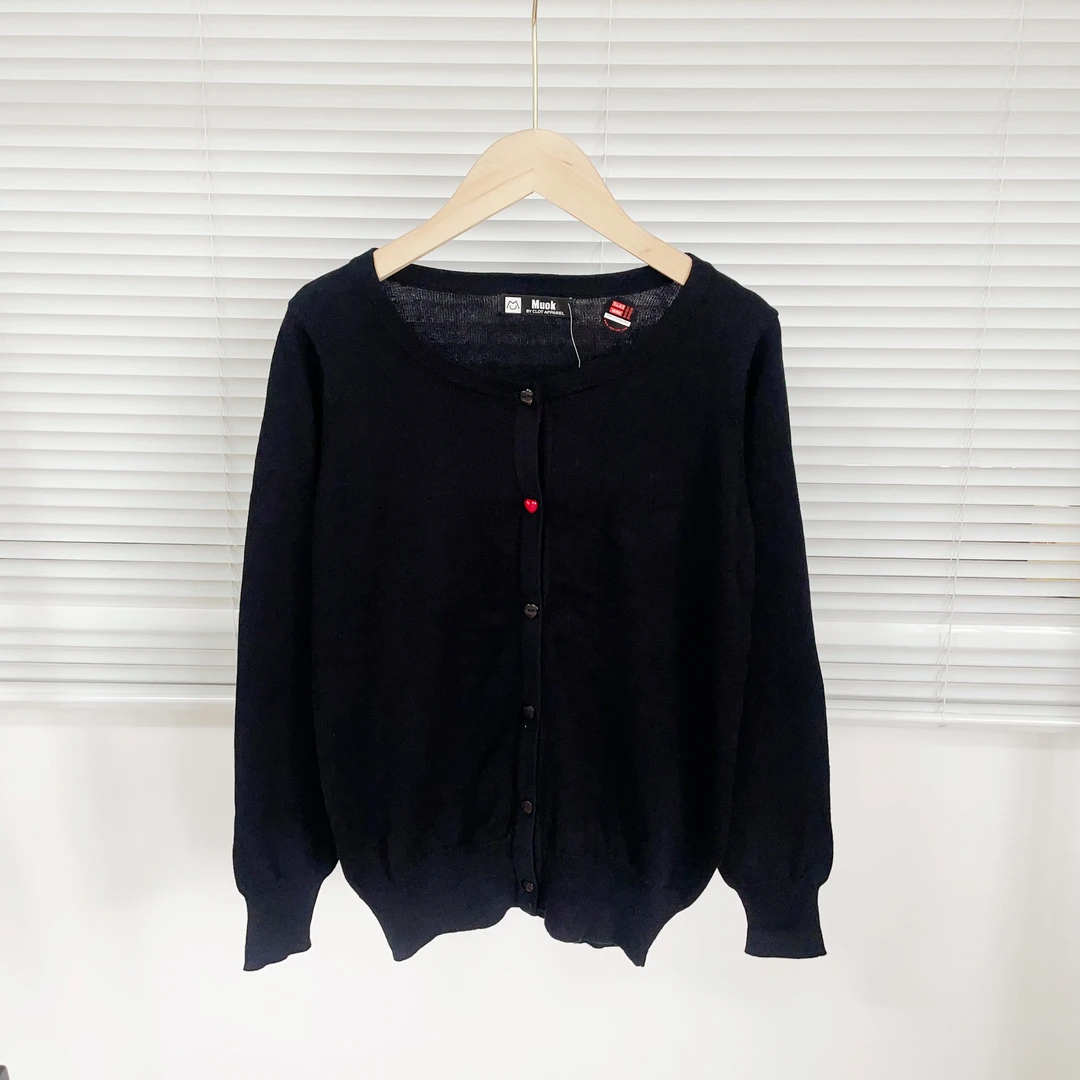 Z-16 黑色小红扣子基础款开衫