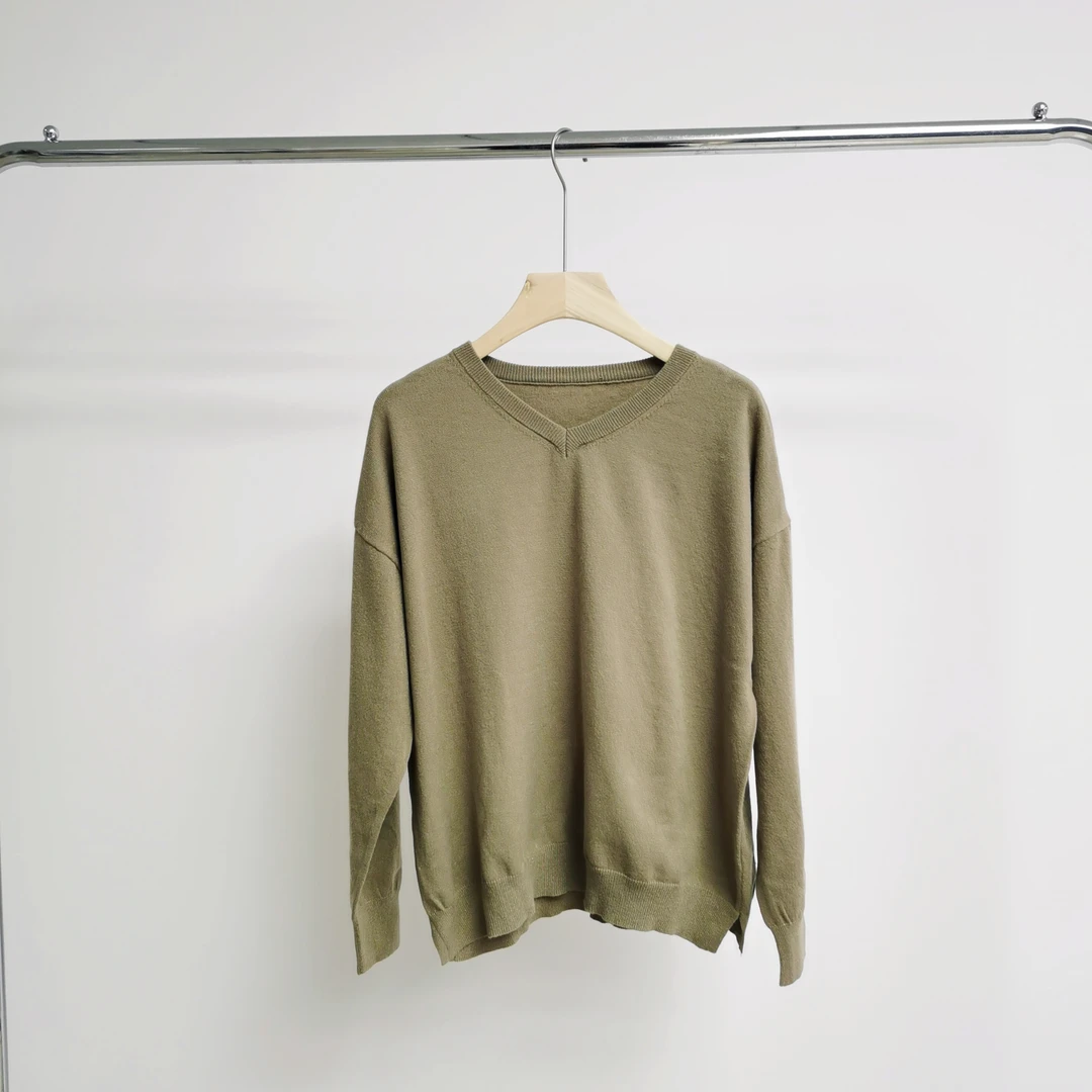 L224 卡其色V领细腻针织毛衣