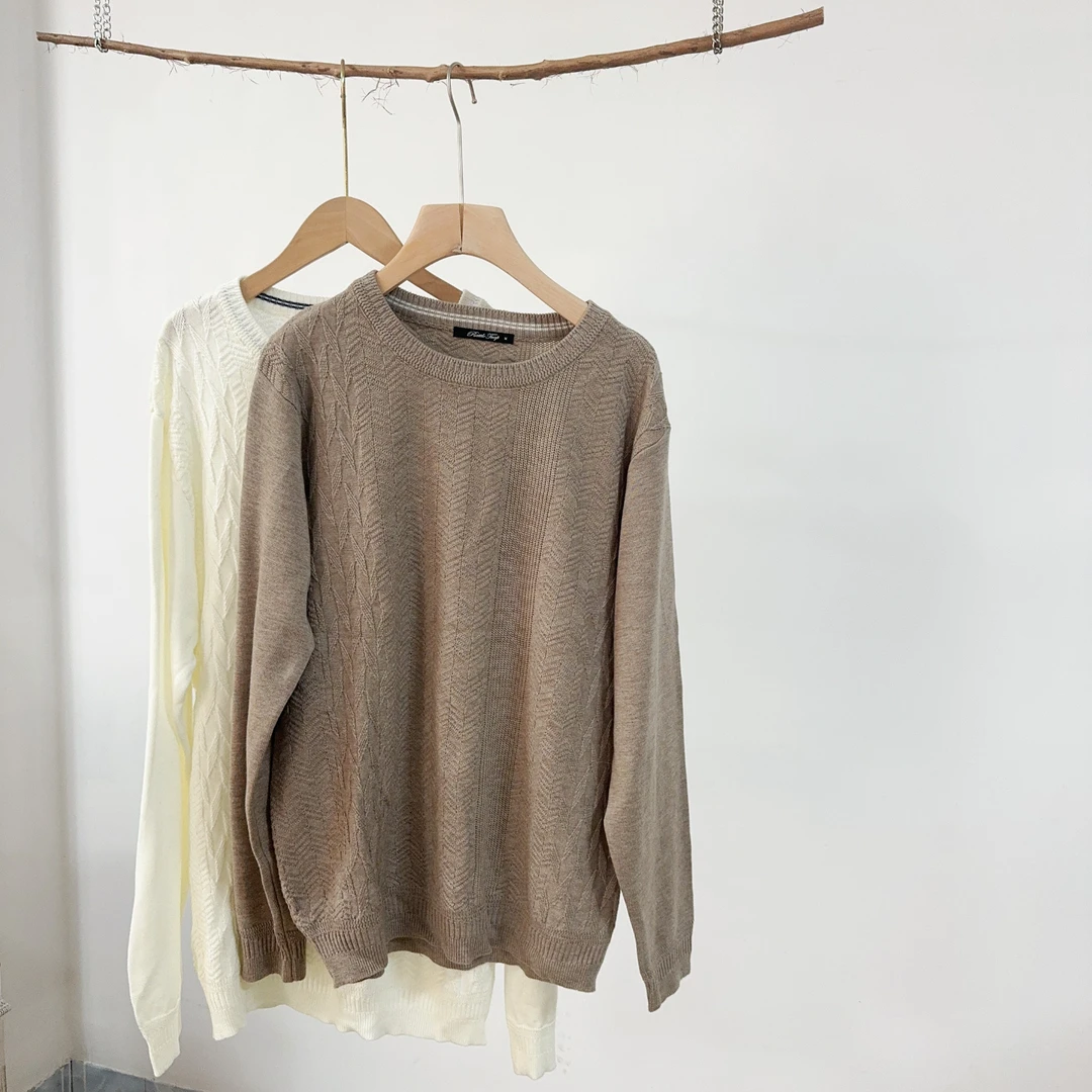 C113  圆领两色提花休闲针织毛衣