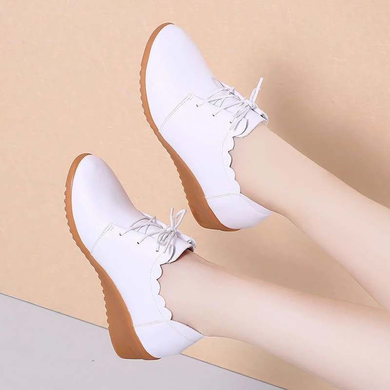 真皮女士单鞋妈妈鞋春秋平底软底防滑坡跟牛筋底小白鞋