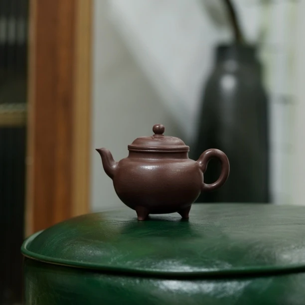 宜兴紫砂原矿老紫泥全手工古法练泥大彬如意三足炉鼎家用功夫茶壶
