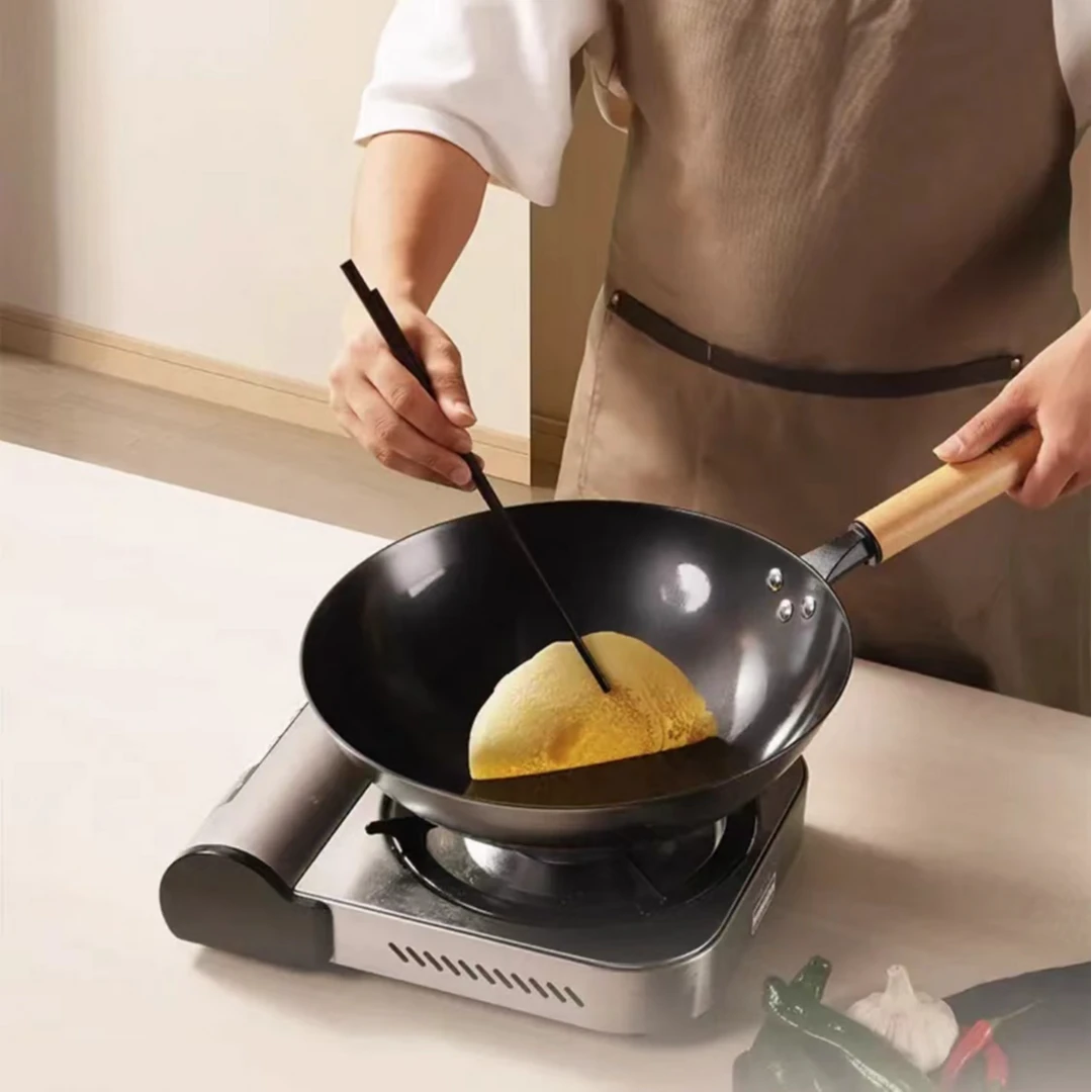 适合女士颠锅轻量无涂层爆炒手工泥膜高岭土精铸铁锅