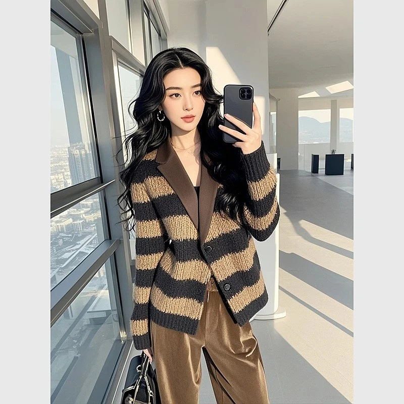 女装秋款爆款2024新款入秋高级感衣服慵懒风咖色条纹毛衣开衫外套