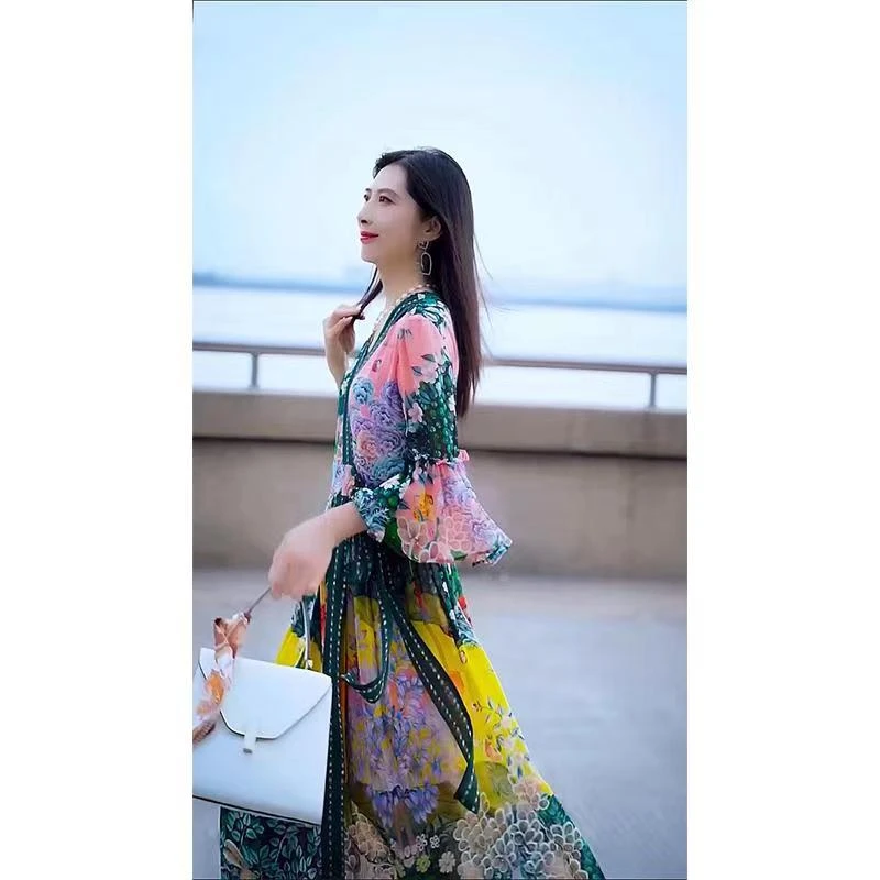 新款连衣裙显瘦时尚气质遮肚v领甜美大花连衣裙