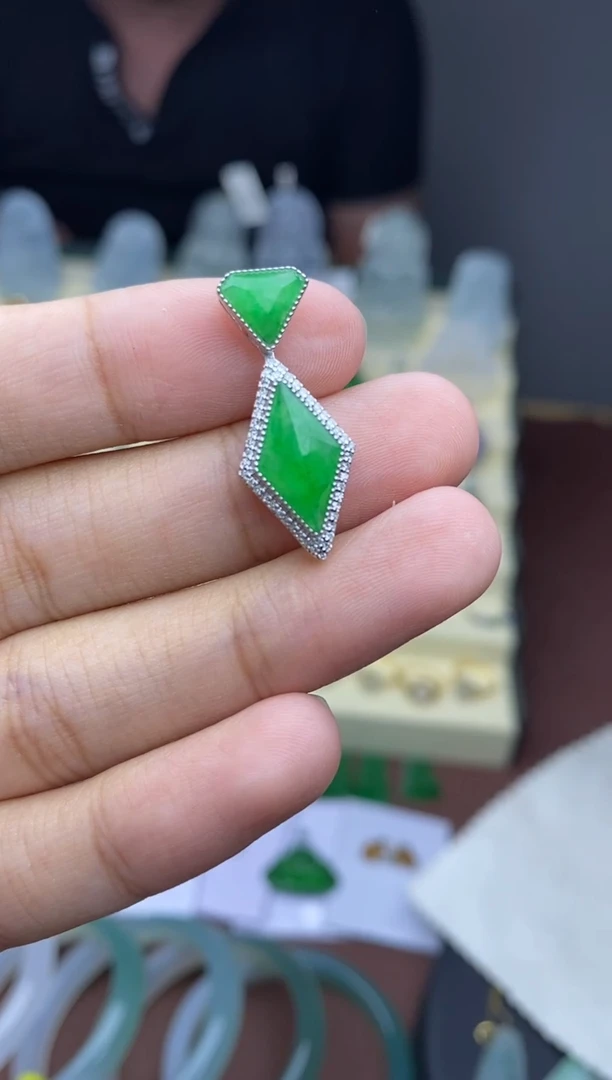 【闪购商品】翡翠颈饰18K金镶嵌挂件