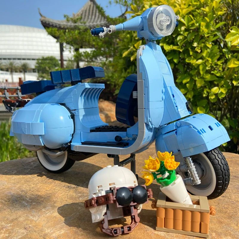 中国积木Vespa125踏板蓝色小绵羊摩托车潮流科技摆件女孩拼装玩具