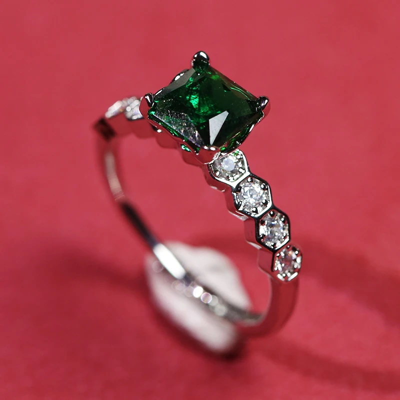 精致时尚绿色宝石戒指c166