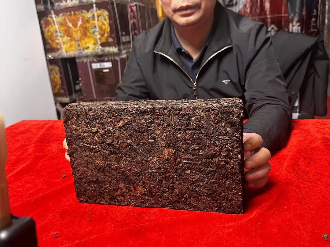 云南普洱茶五十年代老班章生茶砖2000g拍五发六