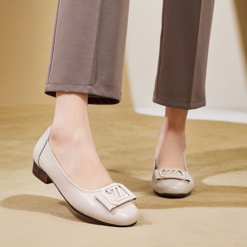 春秋皮鞋单鞋百搭软底妈妈浅口女鞋春秋皮鞋单鞋百搭软底中老年鞋