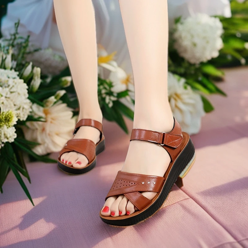 舒适中老年时尚百搭夏季软底中年妈妈鞋休闲厚底防滑露趾女士真皮