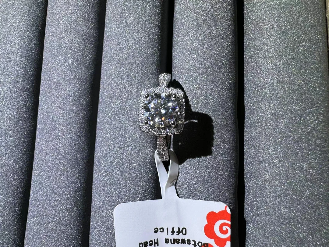 戒指 【博茨瓦纳之恋】小蛮腰方苞1ct