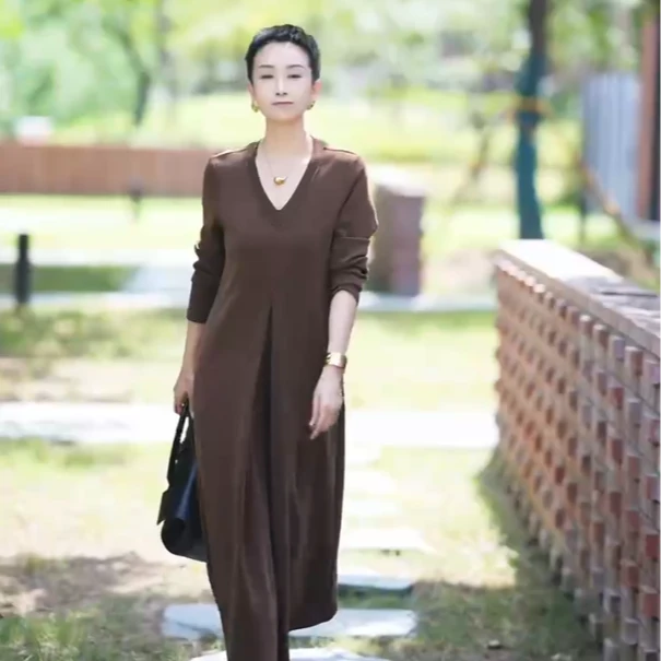 溏朵记2024秋冬新款气质V领宽松长袖中长款连衣裙品质女装87001