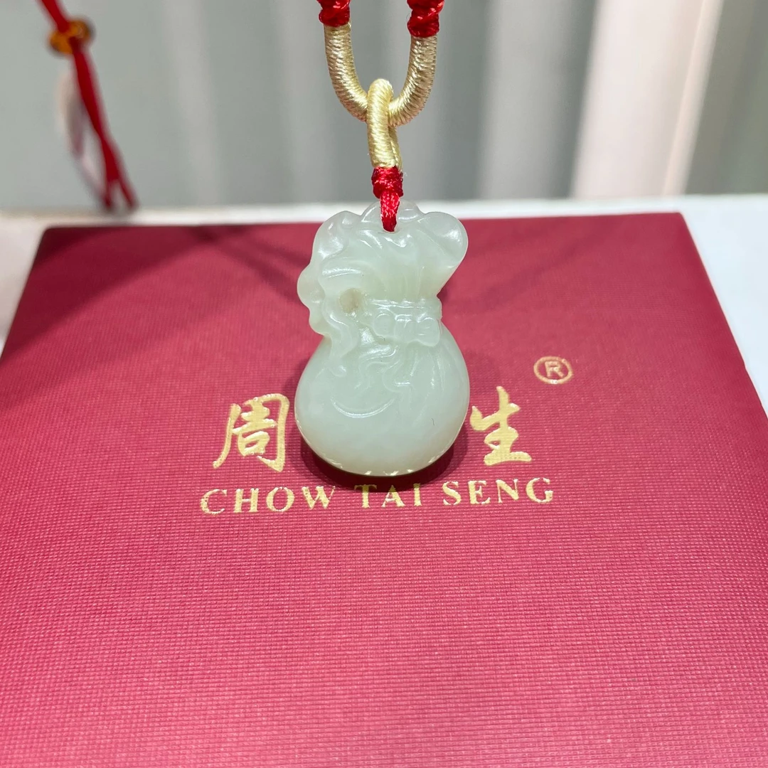 Chow Tai Seng/周大生和田玉颈饰福袋吊坠钱袋子时尚精美可爱女款