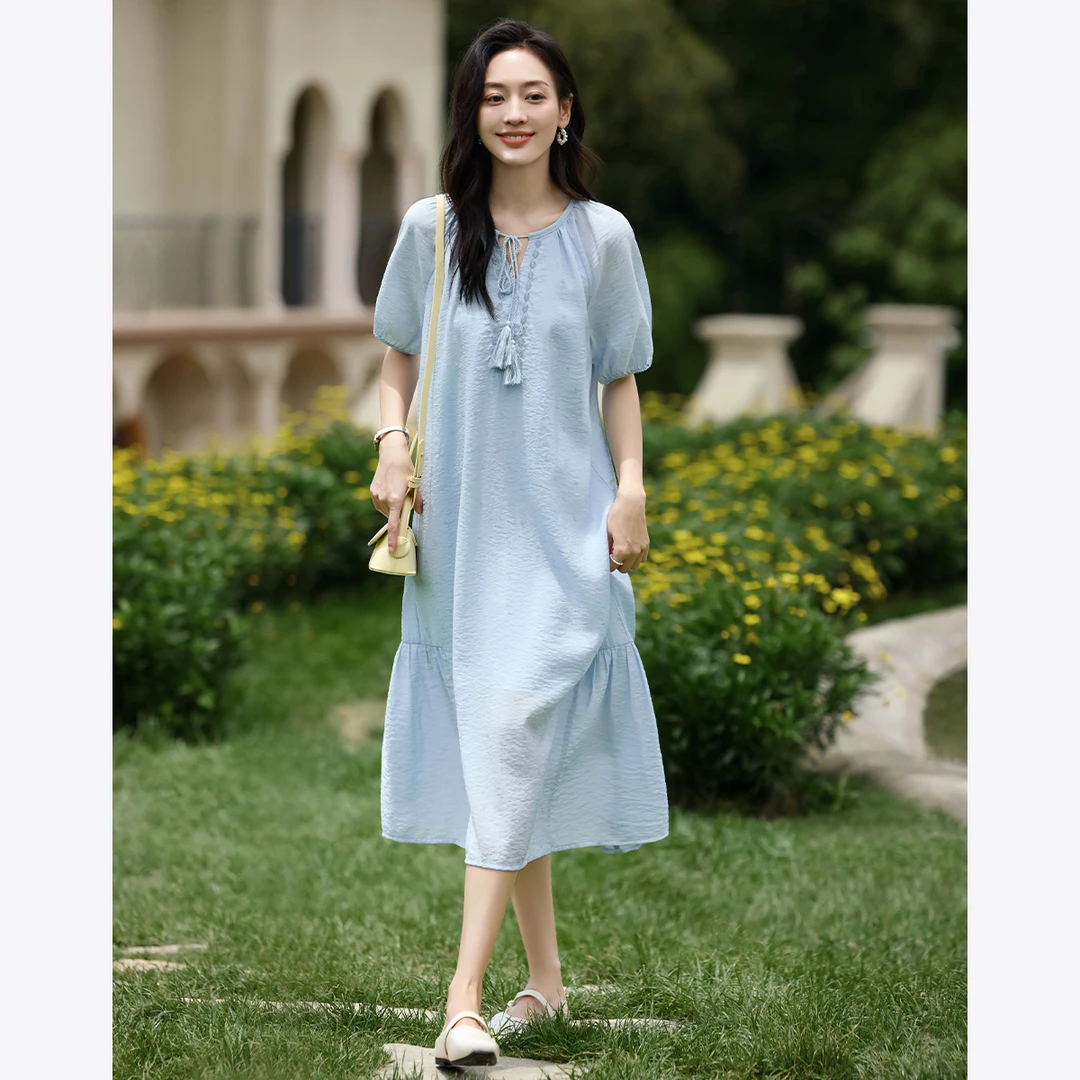 沫晗依美2025春夏季重磅刺绣仿麻透气感宽松藏肉度假风连衣裙女