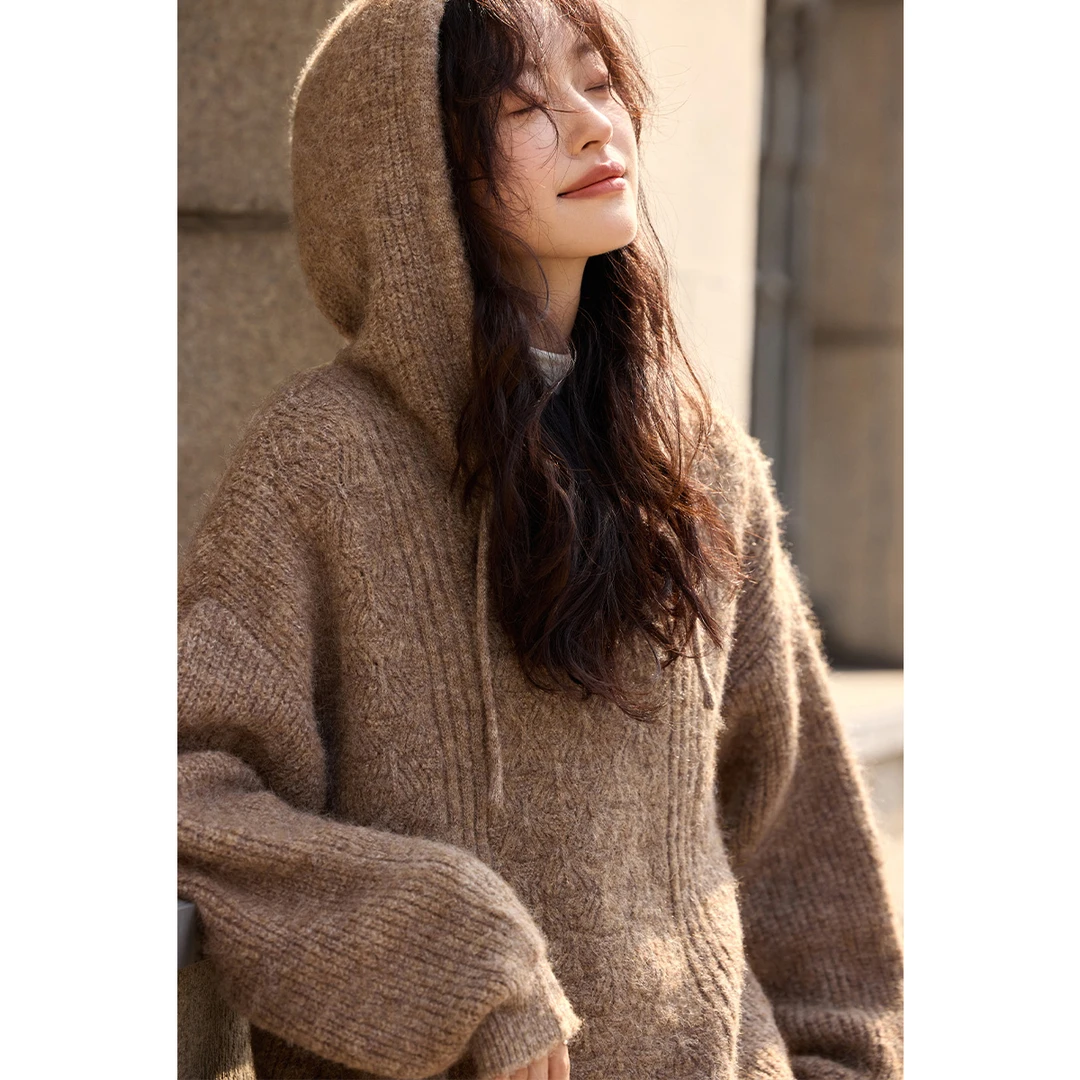 沫晗依美【直播】温暖绒感针织帽衫2024冬慵懒质感连帽绞花减龄毛衣