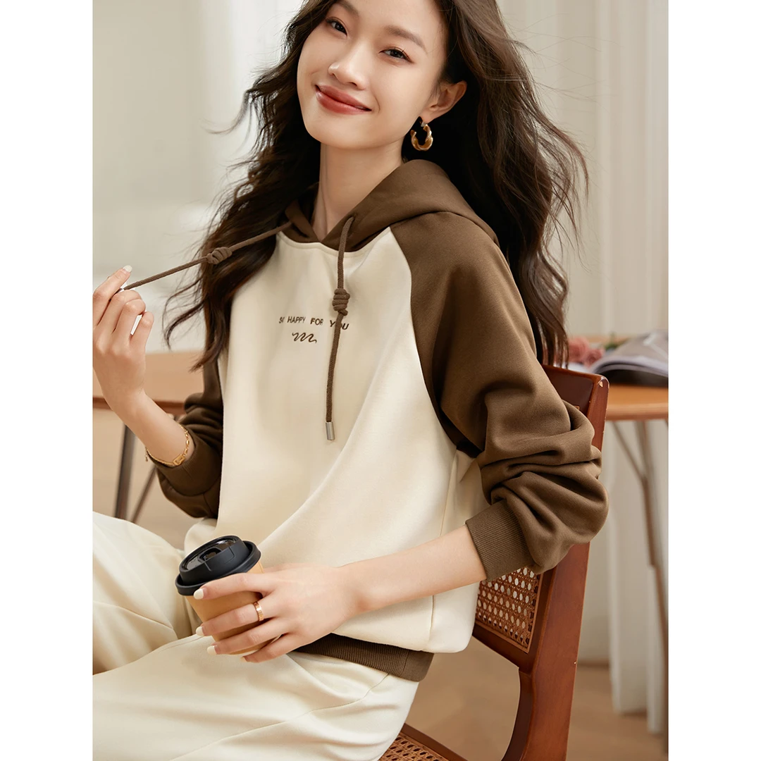 沫晗依美连帽加绒卫衣2024冬季撞色插肩袖休闲百搭保暖连帽卫衣女