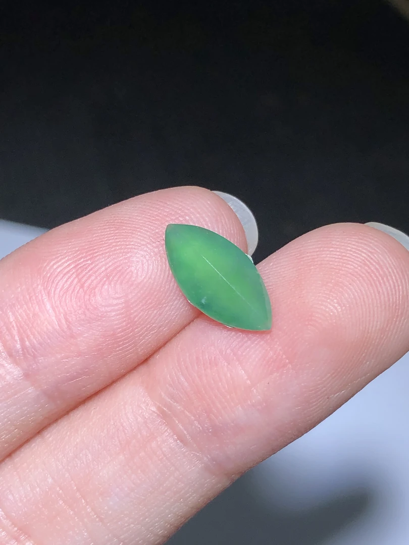 翡翠马眼（编号LHXX）尺寸约为：11.6*6.1*2.9mm