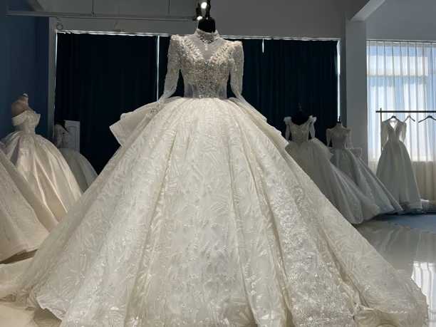 新款长袖重工落地小拖尾婚纱