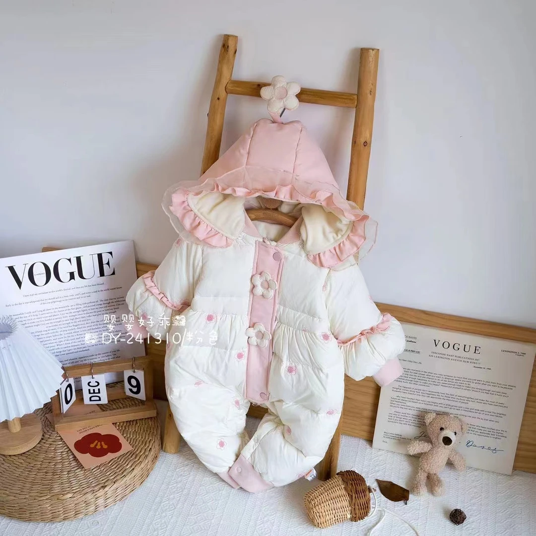 冬季婴儿宝宝连帽连体羽绒服绒五瓣花毛巾绣仙仙白鸭绒羽绒服1310