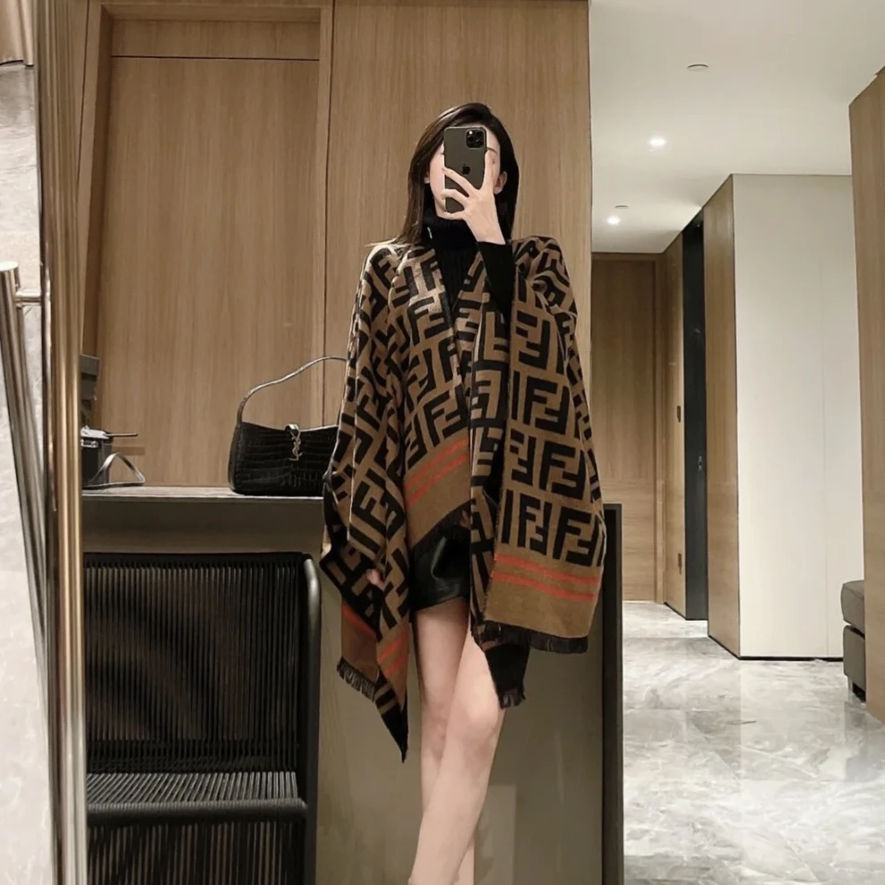 FENDI 芬迪 2i031 99新 23s老花满印双F披肩 TU码 公价1.4W