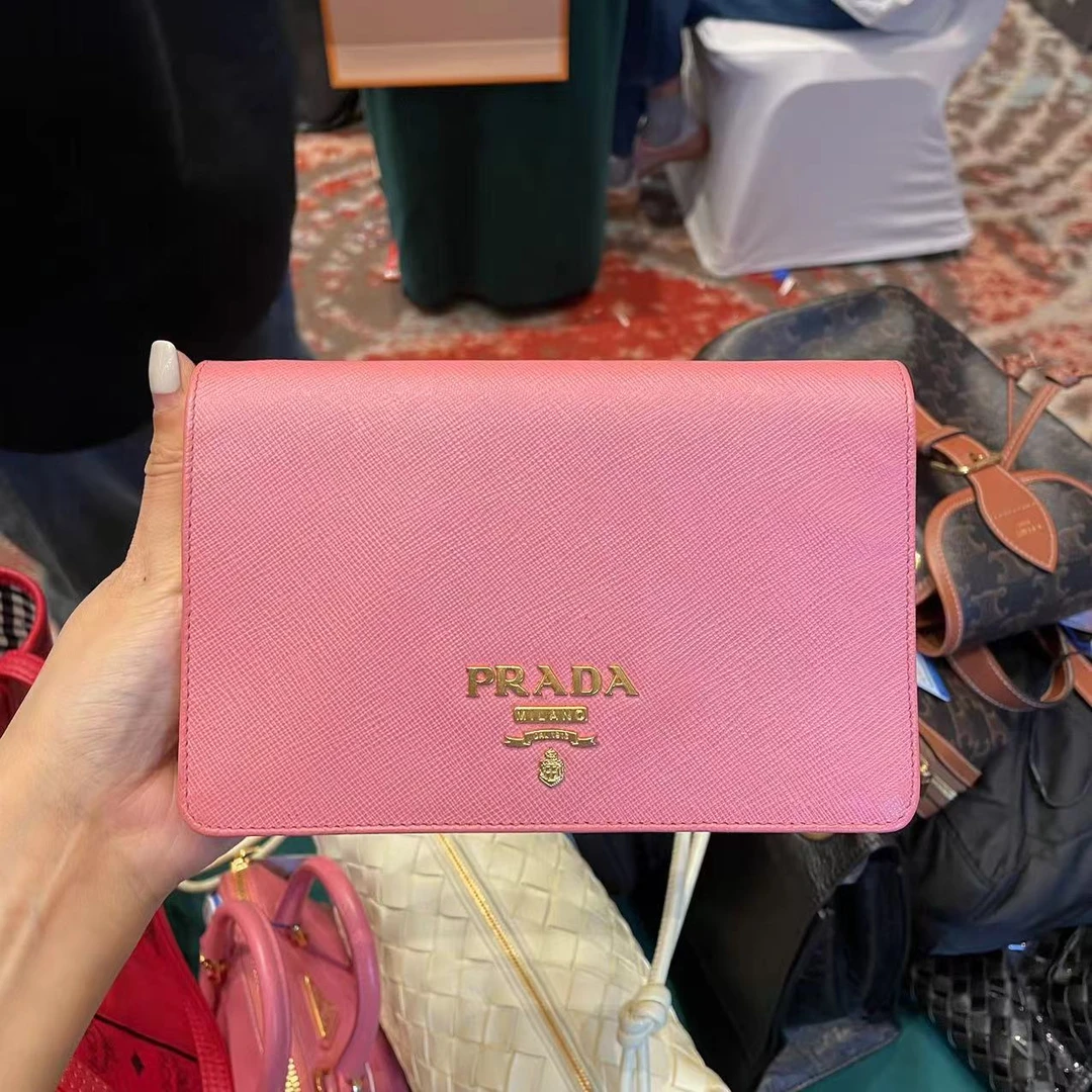 95新 Prada/普拉达 普拉达粉色斜挎woc/派/896942/底17.5