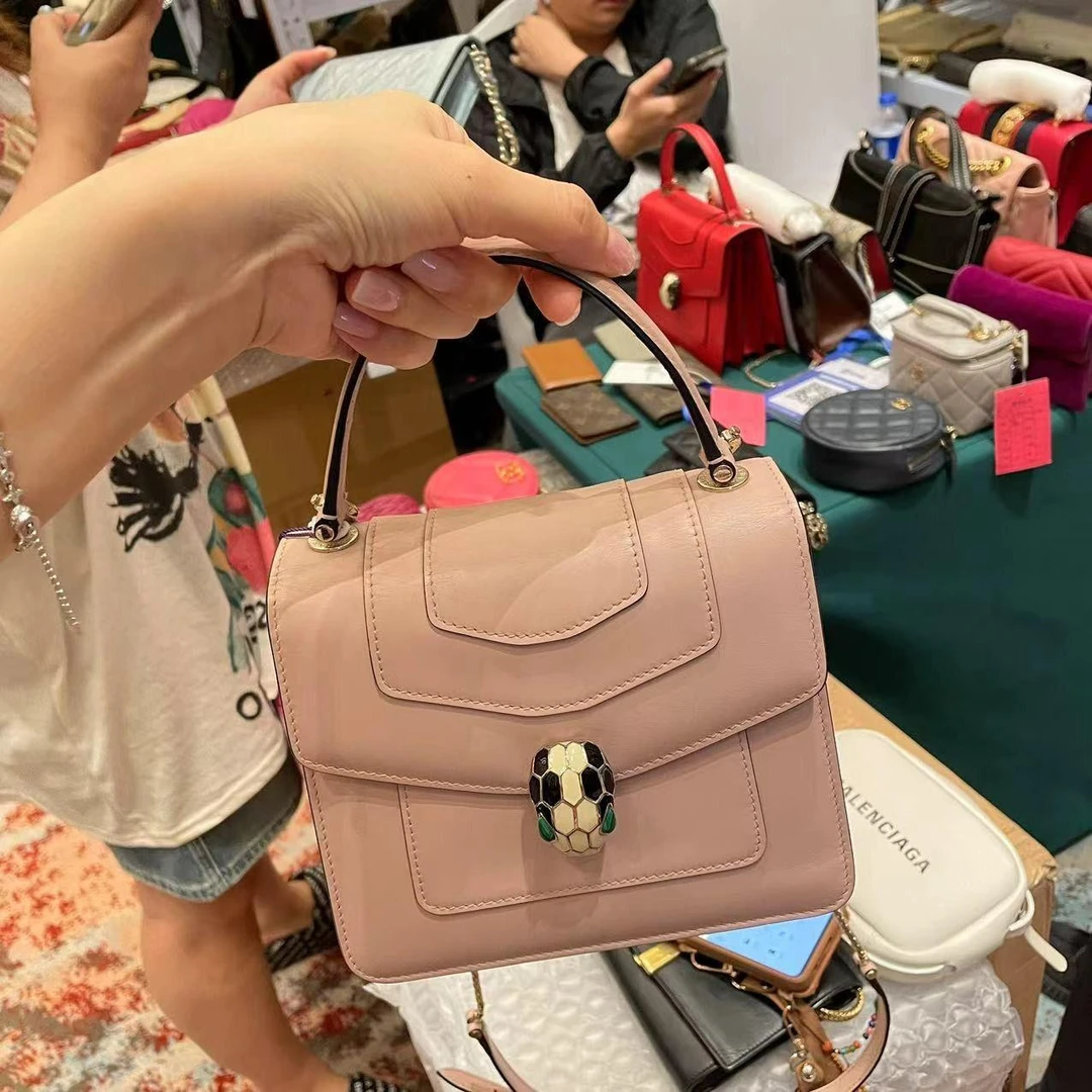 95新 BVLGARI/宝格丽 肉桂粉白蛇头斜挎包/派/897033/底18