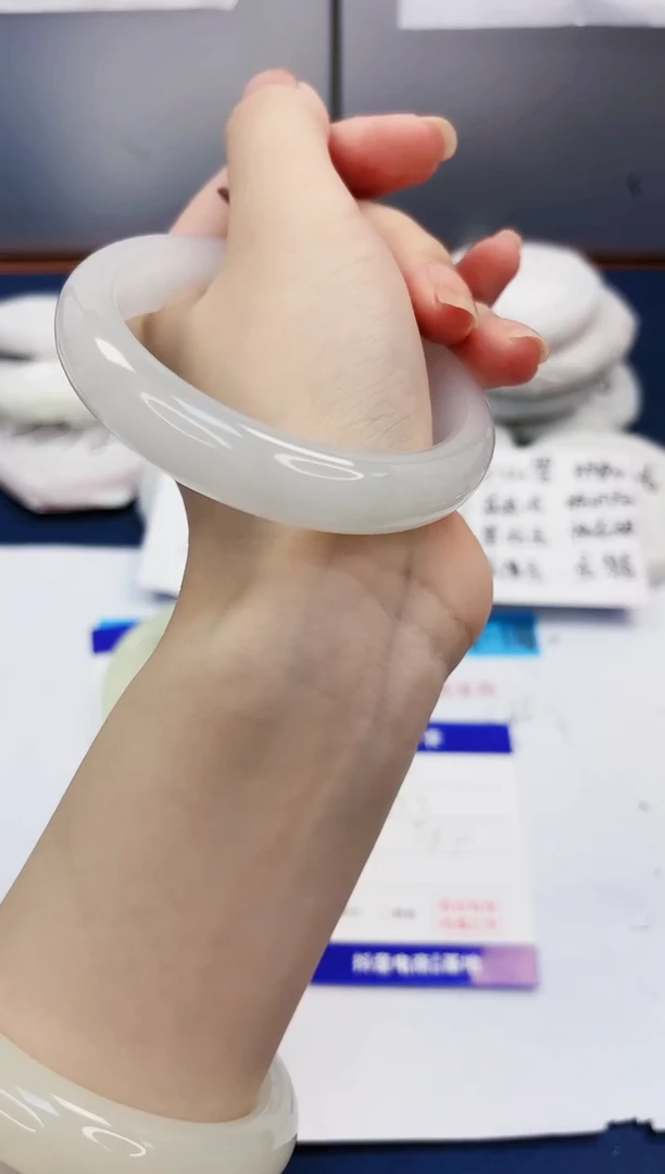 【闪购商品】石英质玉手镯合金2