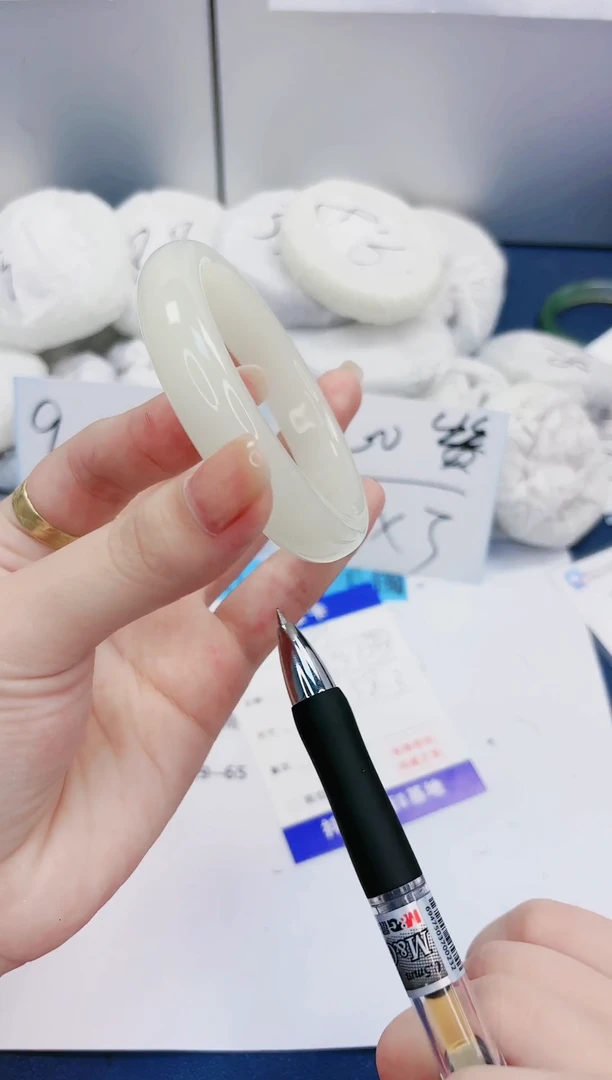 【闪购商品】石英质玉手镯未镶嵌229