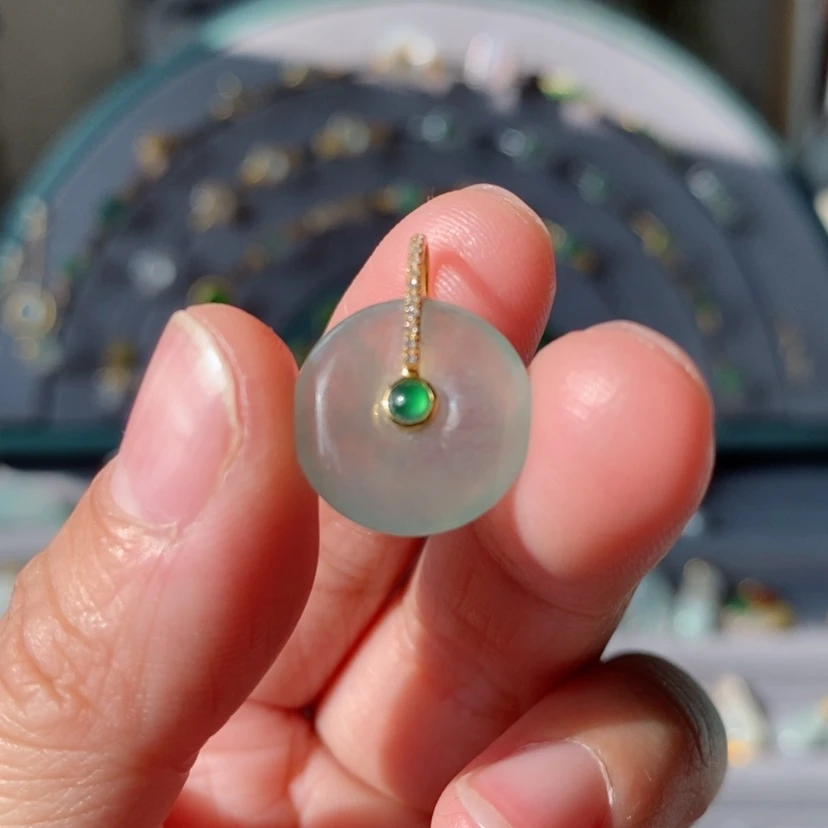 【闪购商品】翡翠颈饰18K金镶嵌茉*笃