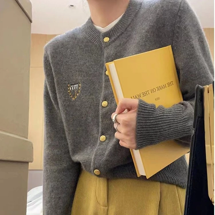 【现货】2023早秋新款英伦风刺绣小金扣圆领针织百搭时尚气质A8-16