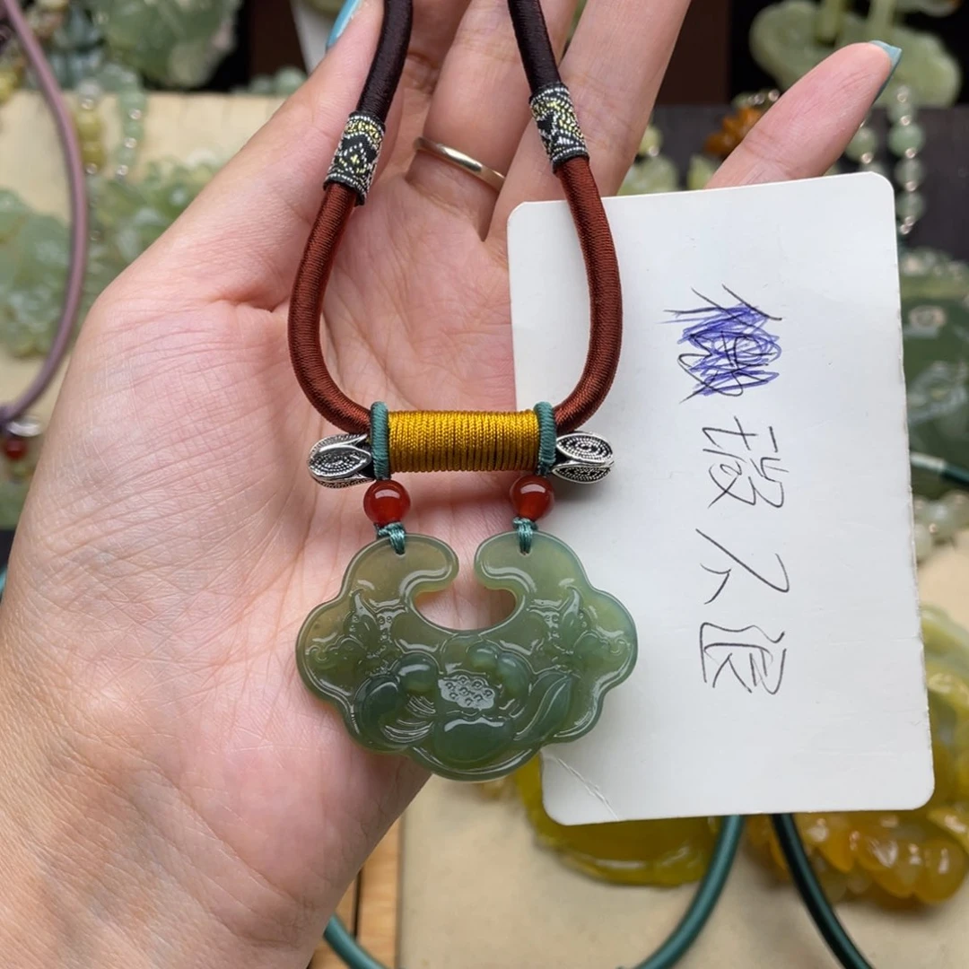 蛇纹石玉颈饰未镶嵌