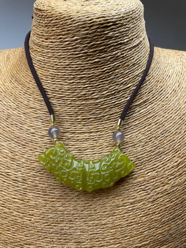 岫玉牛油果绳子款玉横